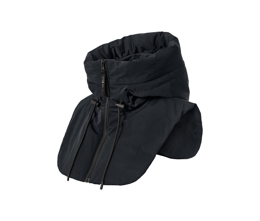 Une capuche matelassée noire avec col montant, fermeture éclair et cordon de serrage.