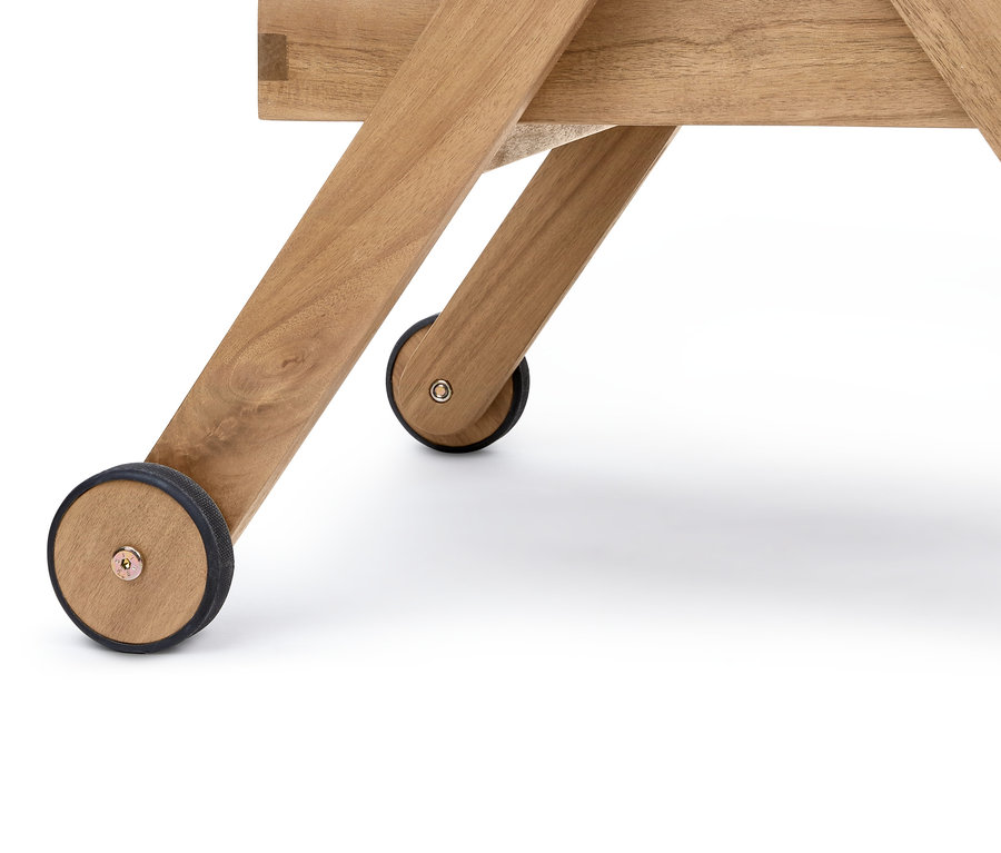 Gros plan sur les roues du petit chariot pour barbecue « Lenja ».