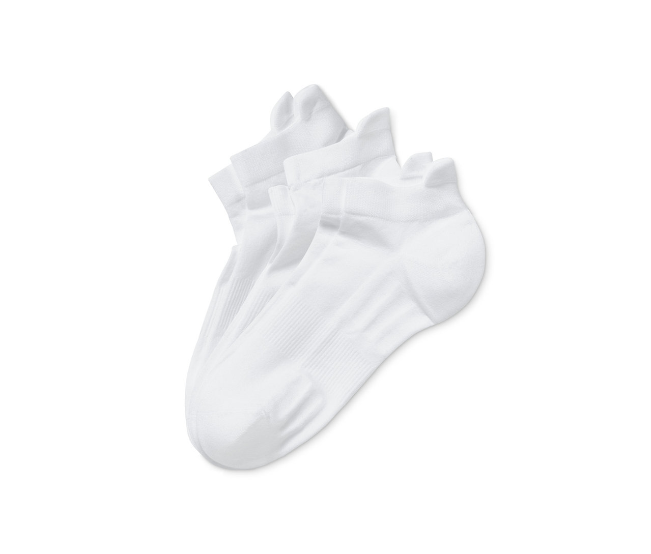 Gros plan de trois paires de chaussettes de course blanches unisexes.