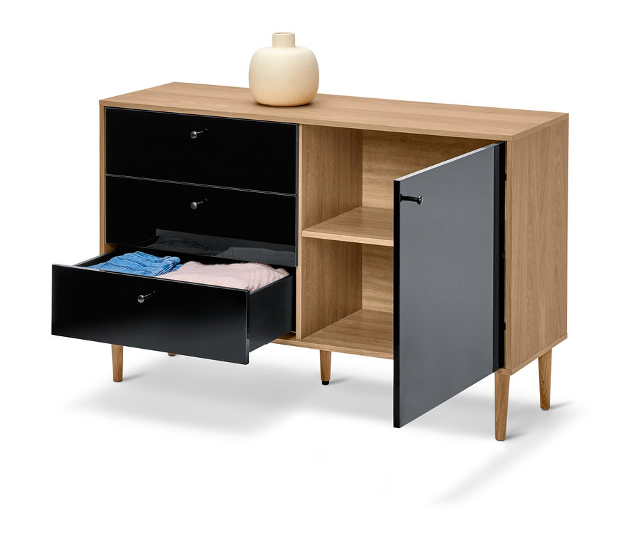 Commode anthracite Bekeson avec trois tiroirs, un compartiment d'armoire ouvert et un vase sur le dessus.