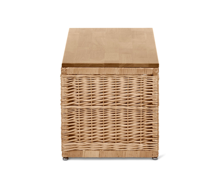 Un coffre tressé avec un couvercle en bois.