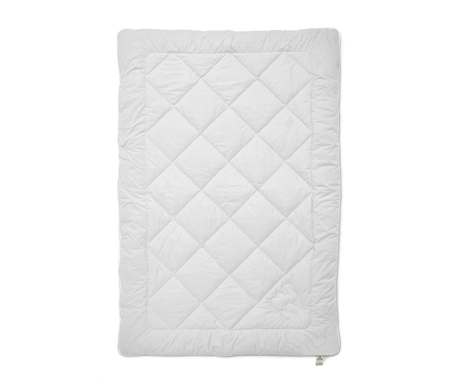 Une couette blanche irisette® greenline Duo en poil de chameau avec un motif de losanges.