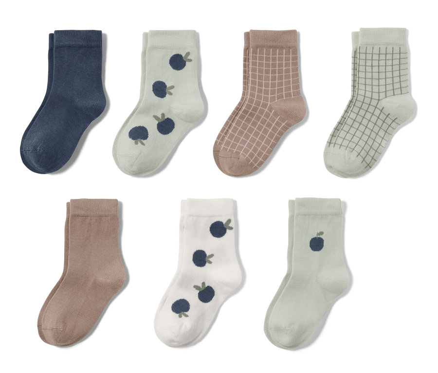 Sept paires de chaussettes pour tout-petits de couleurs et motifs différents.