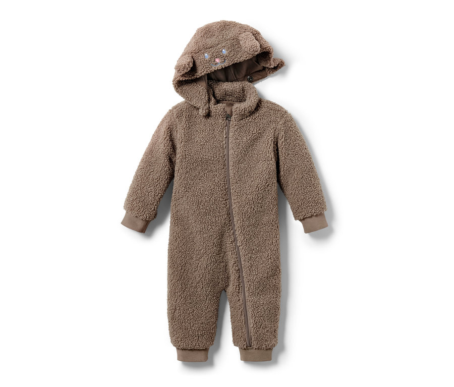 Une combinaison marron en polaire Teddy pour bébé avec capuche sur fond blanc.
