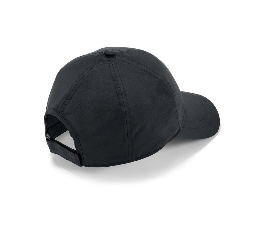 Vue détaillée de l'arrière d'une casquette noire polyvalente.