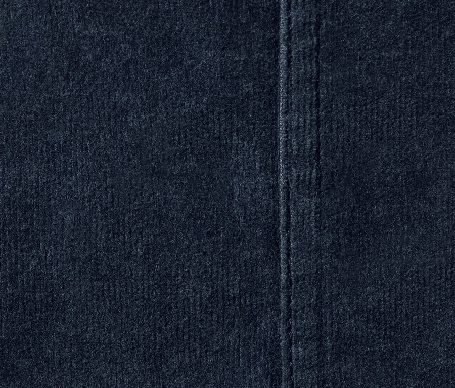 Gros plan d'une jupe en velours bleu marine.