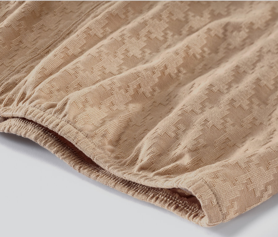 Gros plan sur un t-shirt à manches longues structuré, couleur camel.