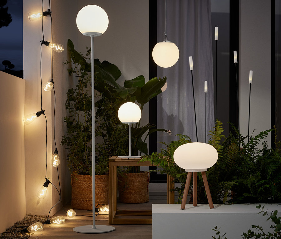 Extérieur avec éclairage LED : lampes de table, lampadaires et suspensions à LED sans fil, guirlande lumineuse à filament LED et piquets lumineux solaires.
