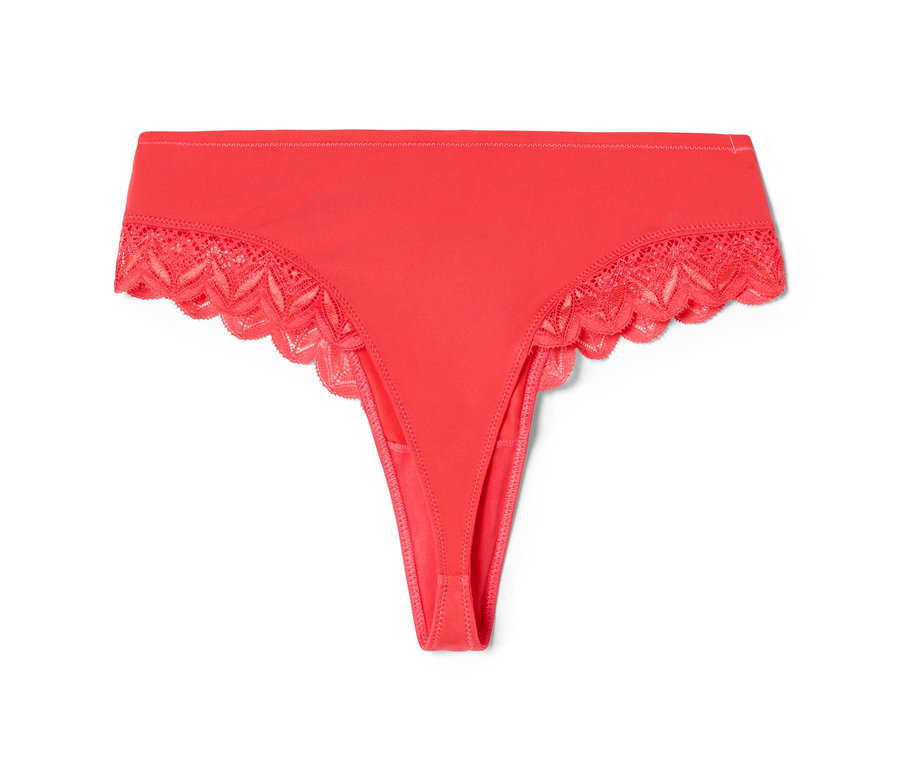 Gros plan d'un tanga brésilien mi-hauteur corail avec de la dentelle.