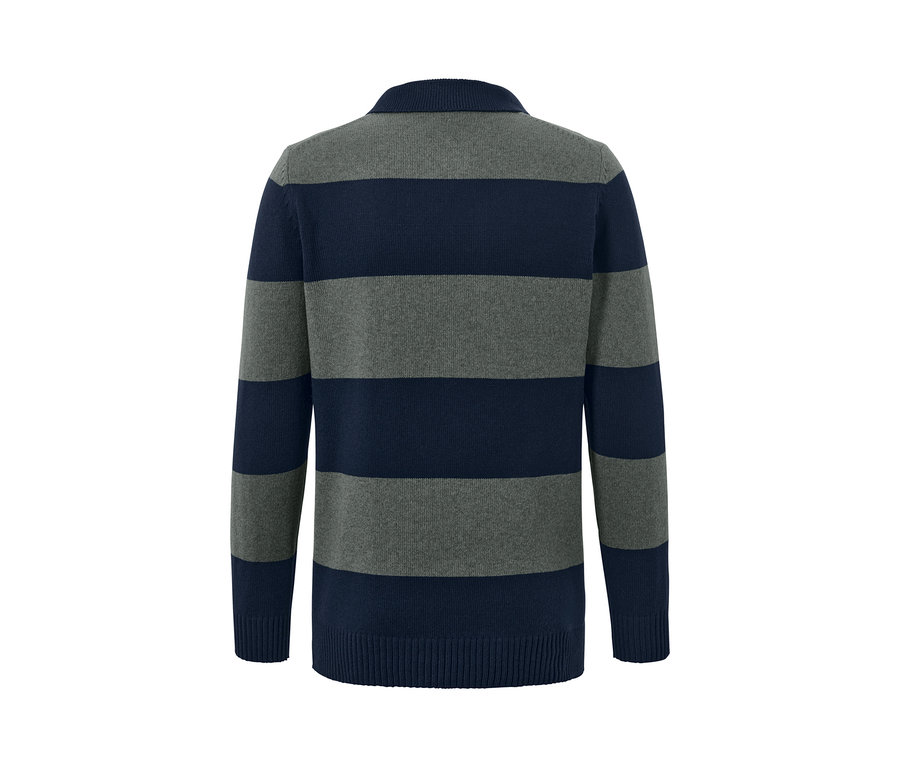 Pull rayé dans les tons de gris et de bleu.