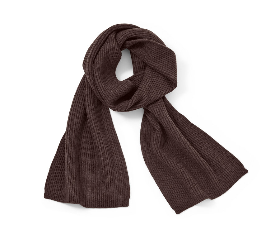 Une écharpe en maille marron sur un fond blanc.