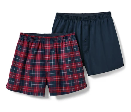 Deux boxers en flanelle, un à carreaux rouge et bleu, l'autre bleu marine.