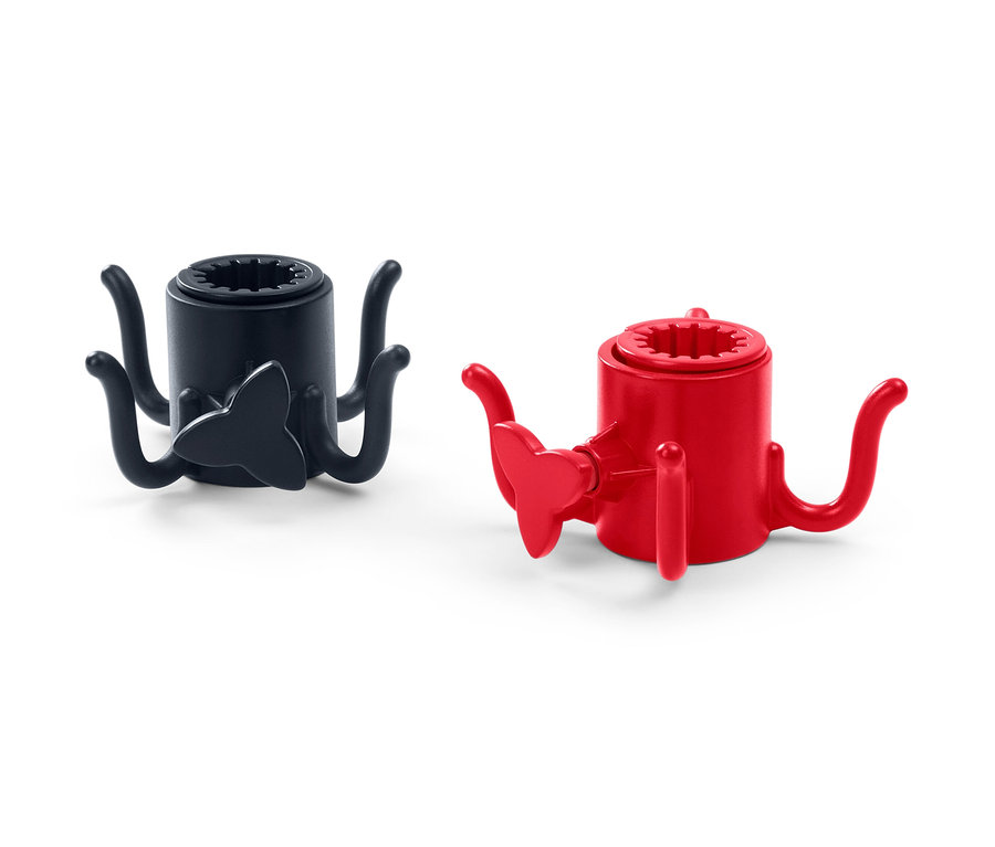 Deux crochets à parasol, un noir et un rouge.