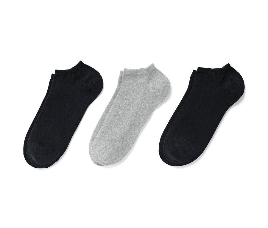 Trois paires de socquettes de sport noires et grises.