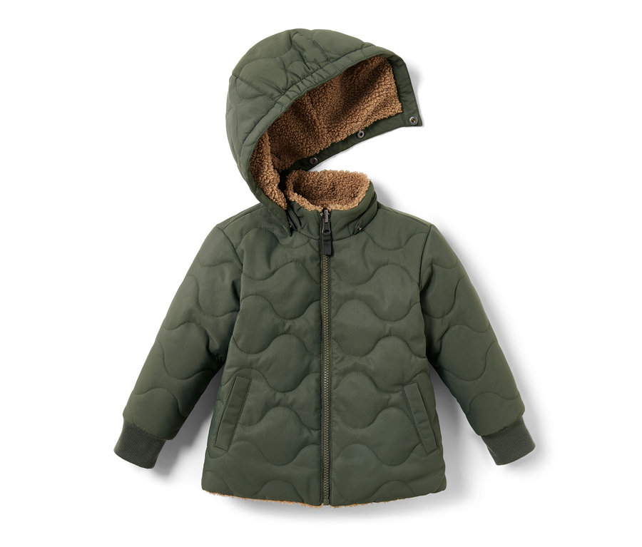 Veste réversible pour enfant verte avec capuche et doublure en peluche marron.