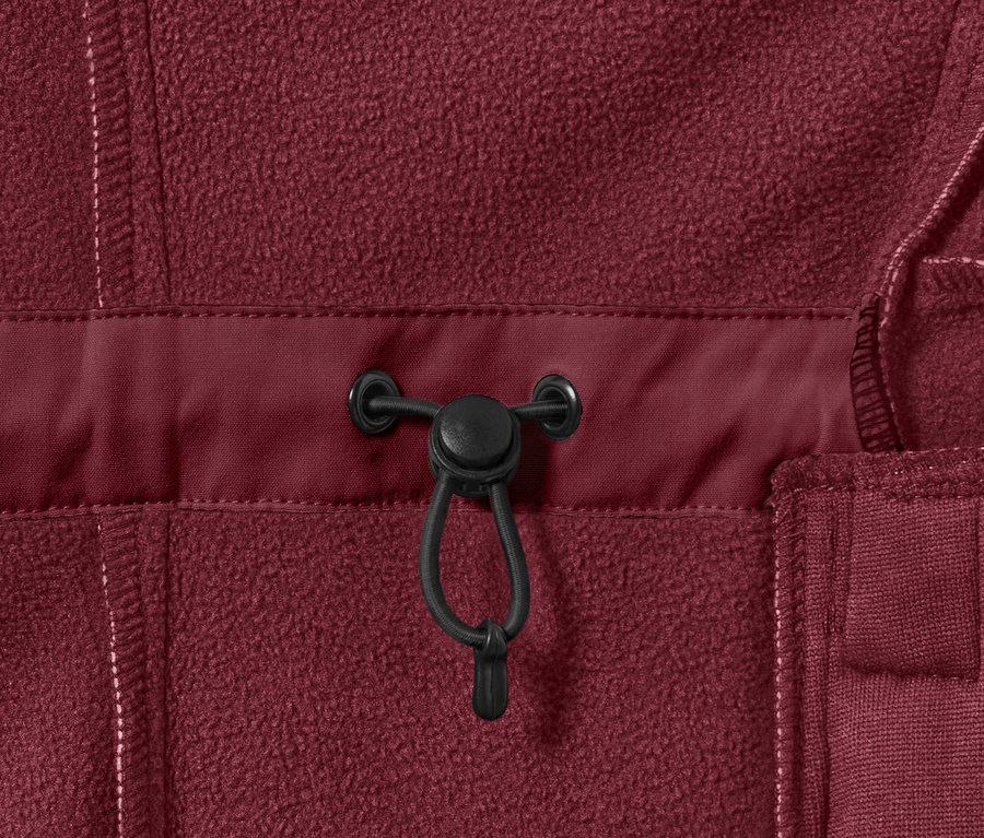 Détail d'un manteau en softshell bordeaux avec cordon de serrage.