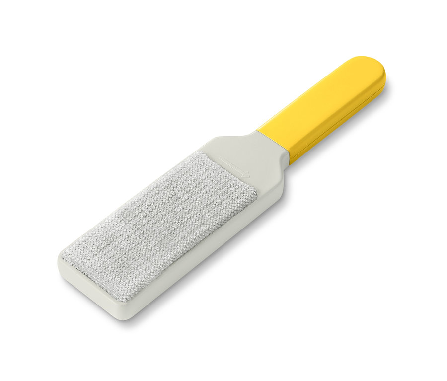 Une brosse à vêtements avec un manche jaune.