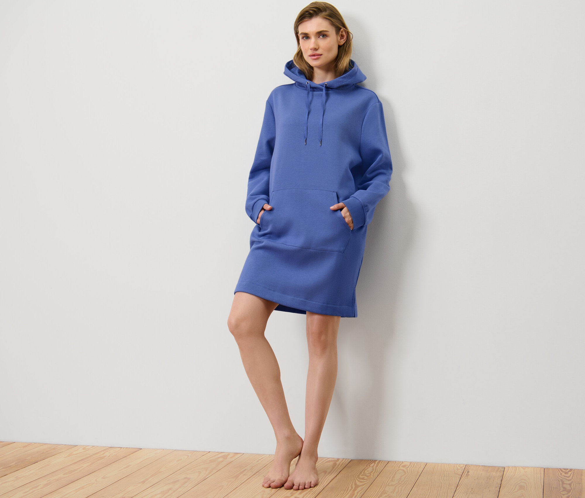 Femme posant dans une robe d’intérieur bleue.