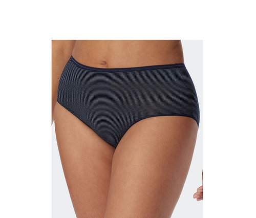 Une personne porte un midi slip SCHIESSER bleu foncé à fines rayures blanches, en modal.