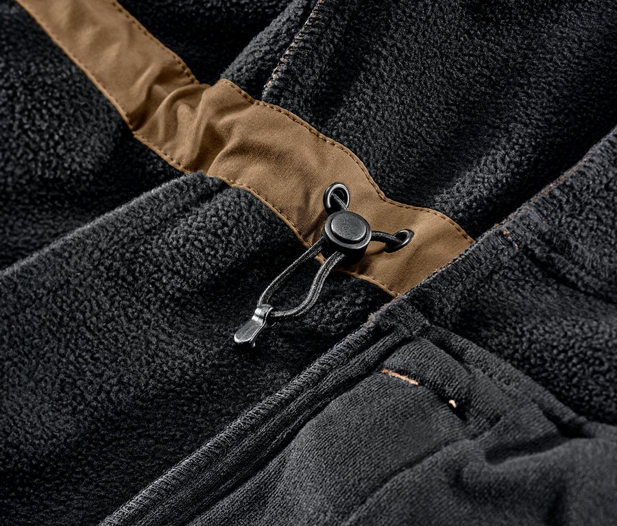 Gros plan sur un manteau en softshell couleur nougat avec cordon de serrage.