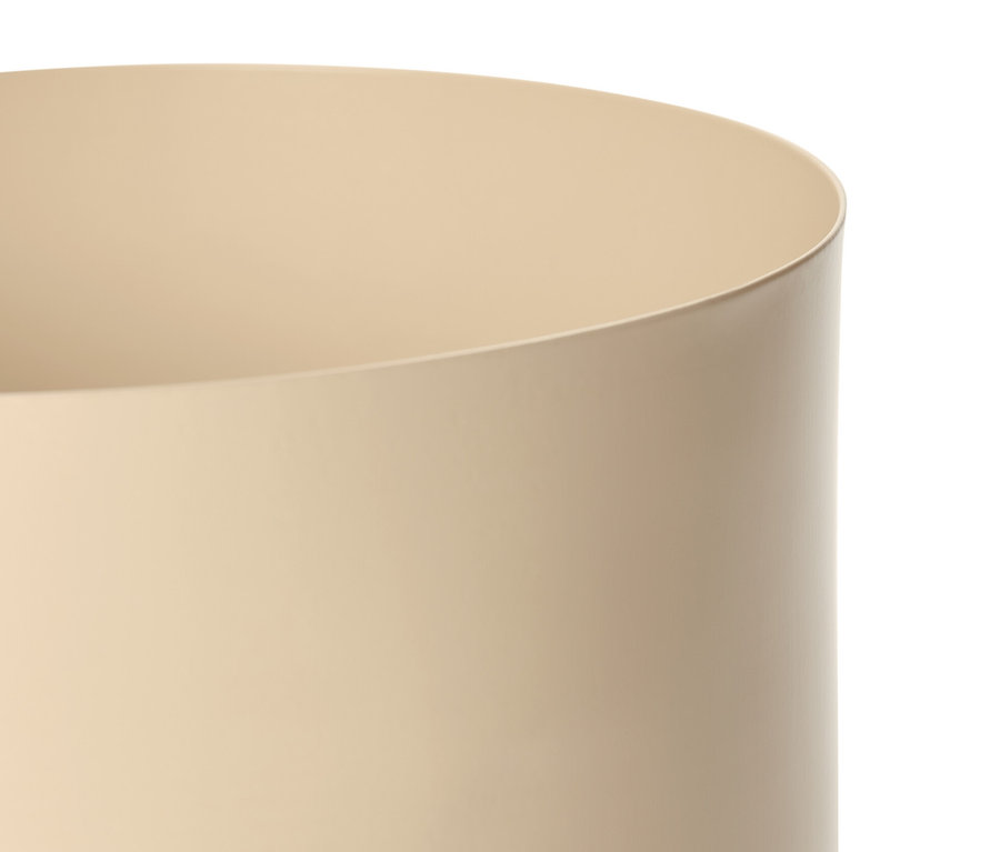 Gros plan d'un cache-pot rond.