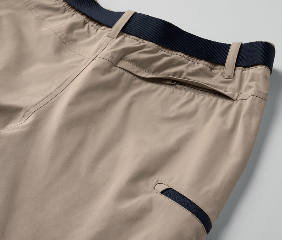Détail du pantalon technique 2 en 1, beige.