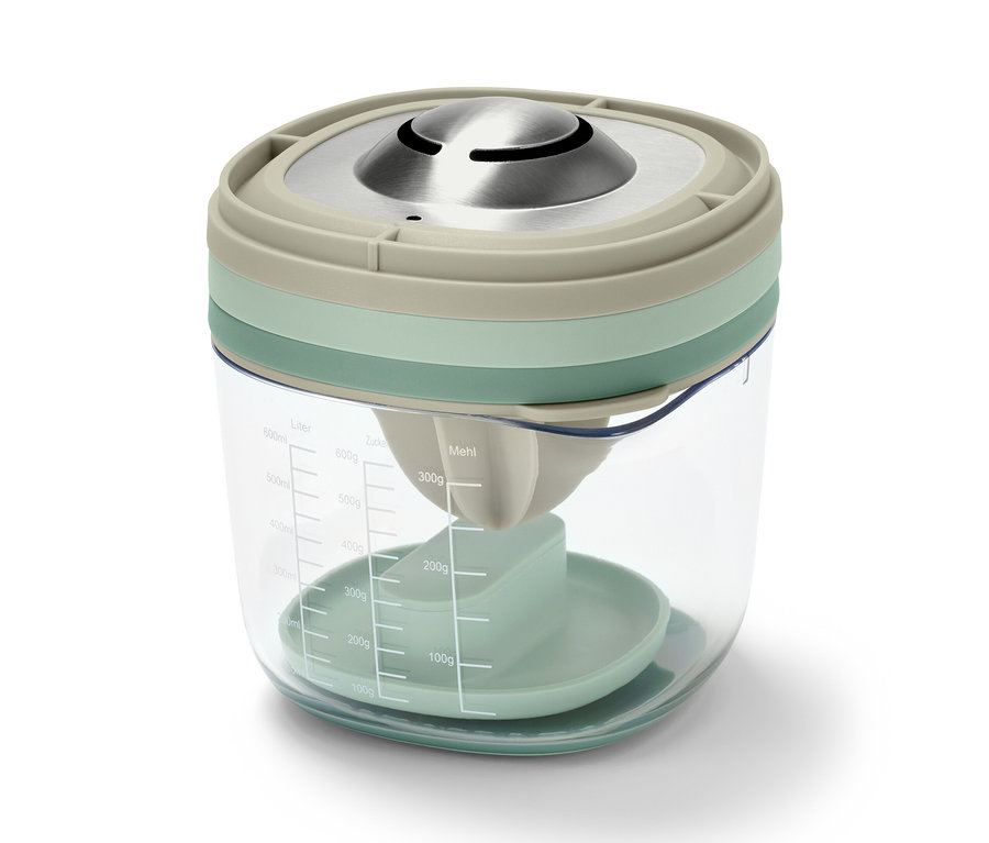 Ensemble de cuisson et de préparation avec tamis et verre doseur.