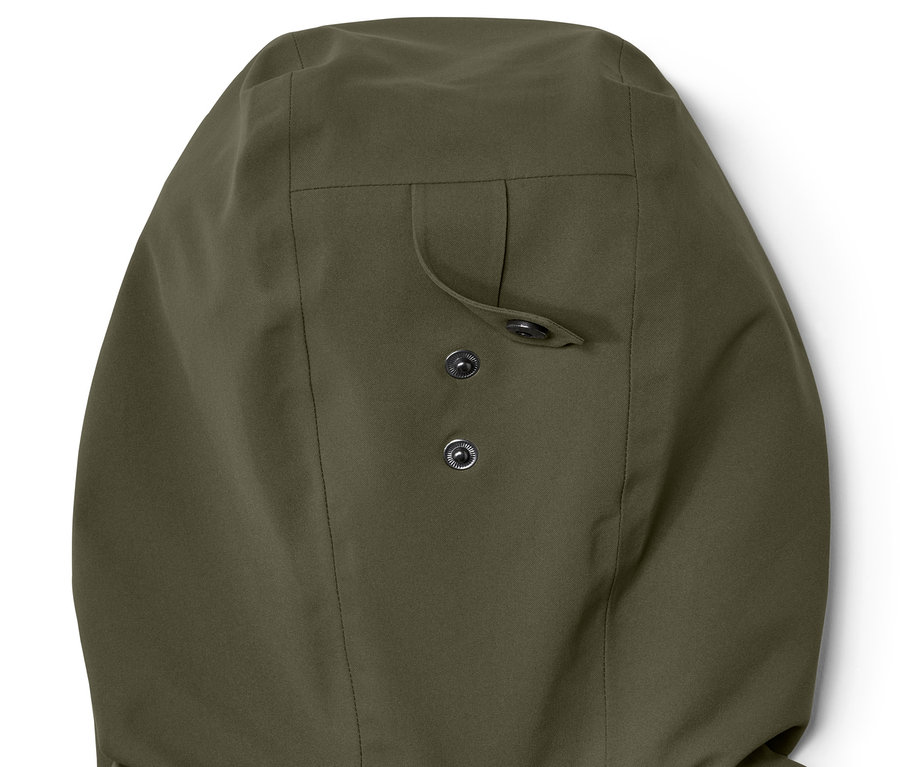 Gros plan sur la capuche d'une veste d'extérieur.