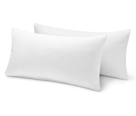 Deux taies d’oreiller en jersey blanc cassé.