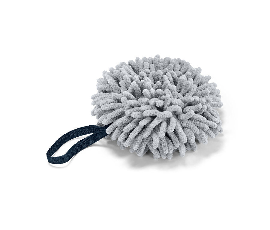 Une balle de séchage grise avec une boucle bleue sur un fond blanc.