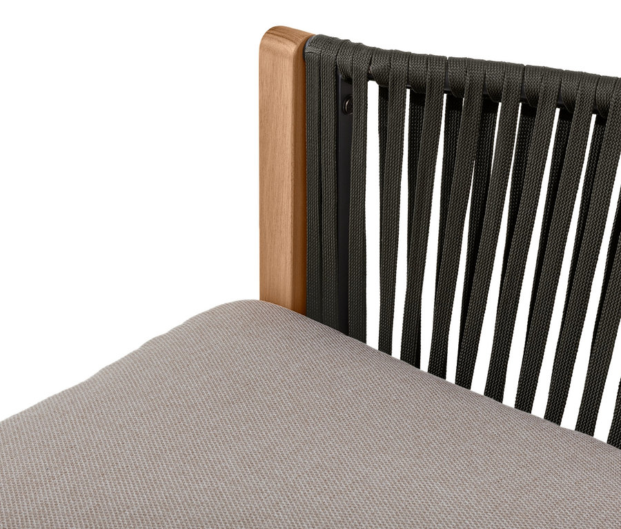 Détail d'un coin lounge avec tressage textile, assise grise et tressage noir.