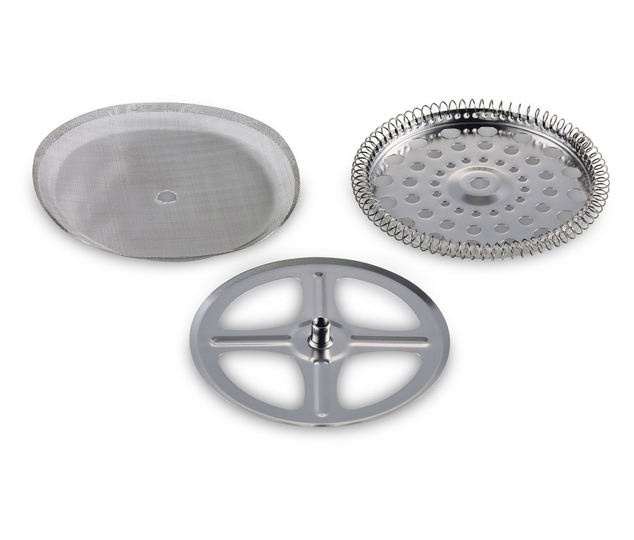 Pièces détachées d'une cafetière à piston : un tamis métallique, une plaque avec un ressort et une plaque métallique ronde avec une poignée.