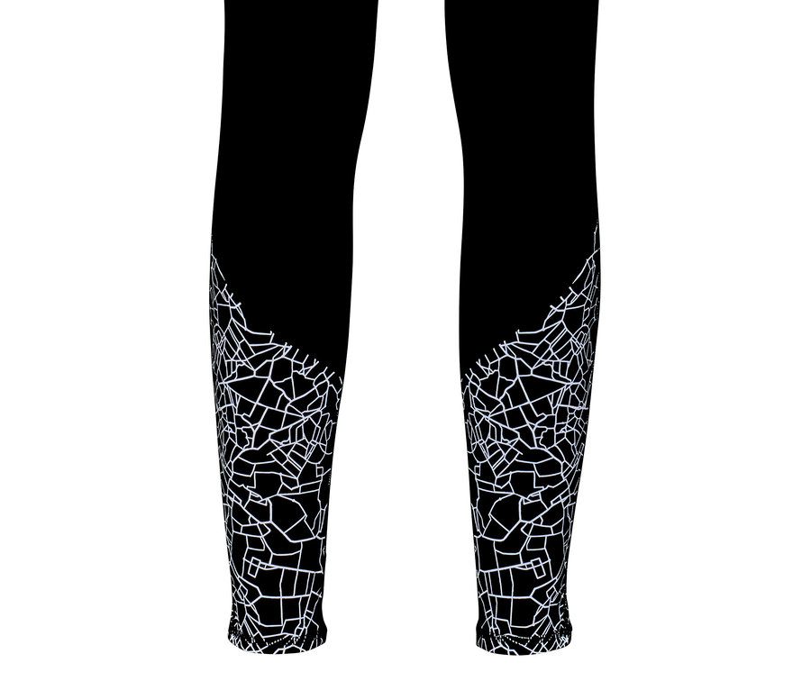 Legging de sport noir avec un motif géométrique blanc.