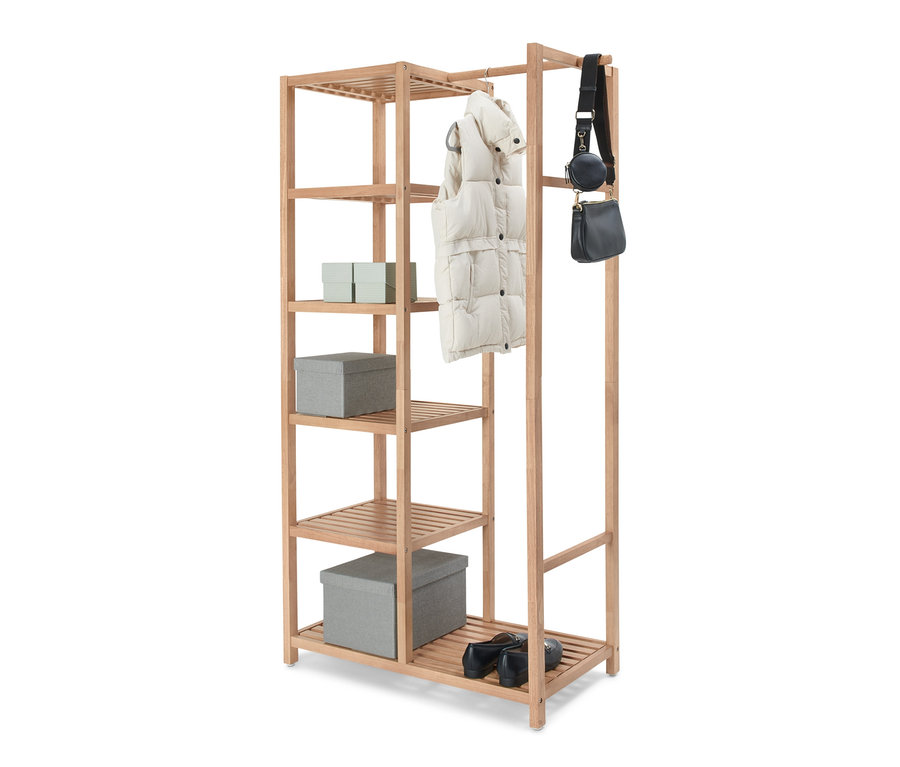 Un meuble de rangement à étagères en bois massif avec des boîtes de rangement, des chaussures, un gilet et un sac à main.