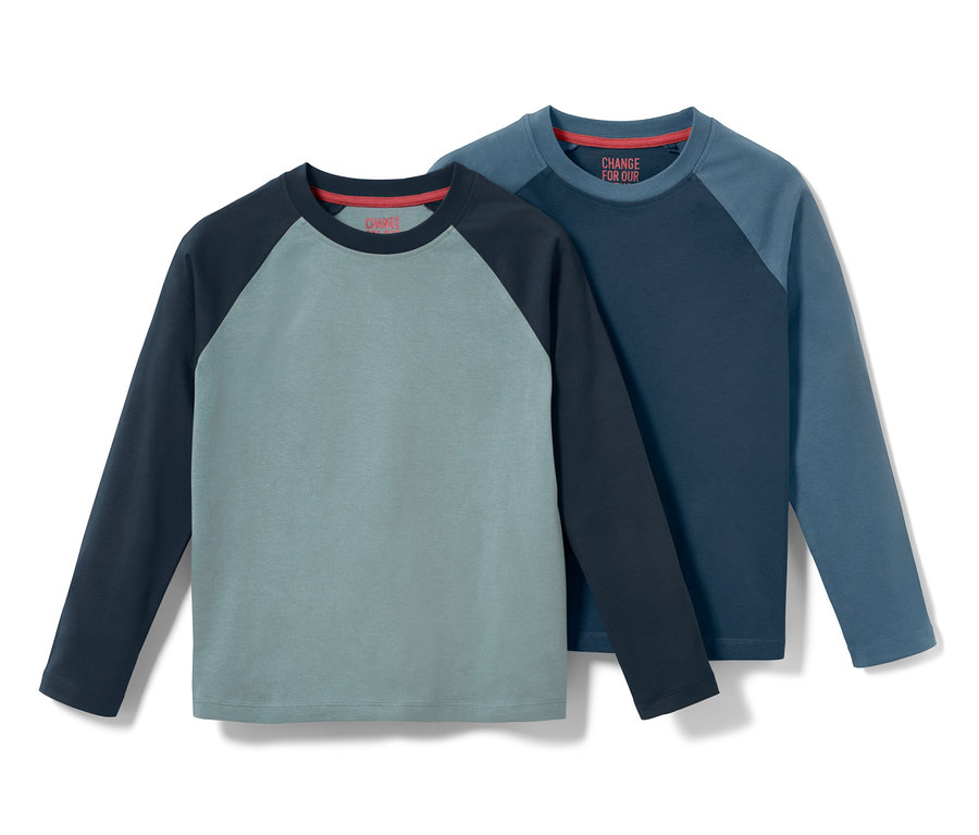Deux t-shirts à manches longues pour enfant.