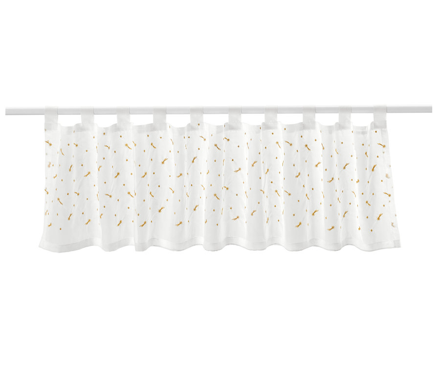 Des rideaux bistrot brodés avec des étoiles filantes dorées suspendus à une tringle blanche.