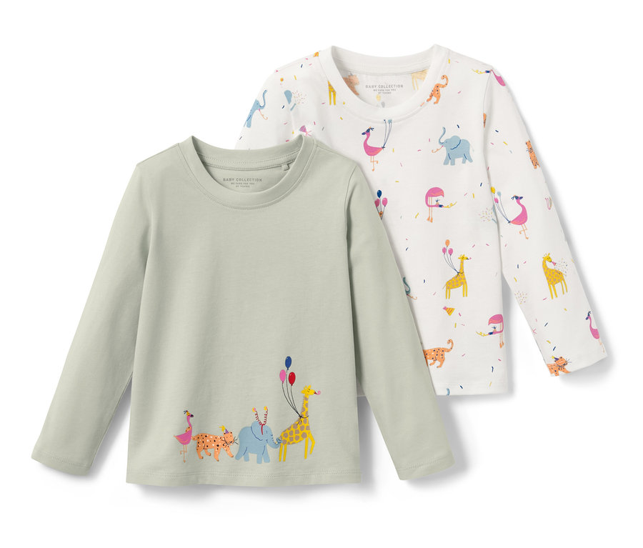 Deux hauts à manches longues pour bébé sont posés sur un fond blanc. Un haut est vert clair avec des motifs d'animaux, l'autre est blanc avec un imprimé intégral.