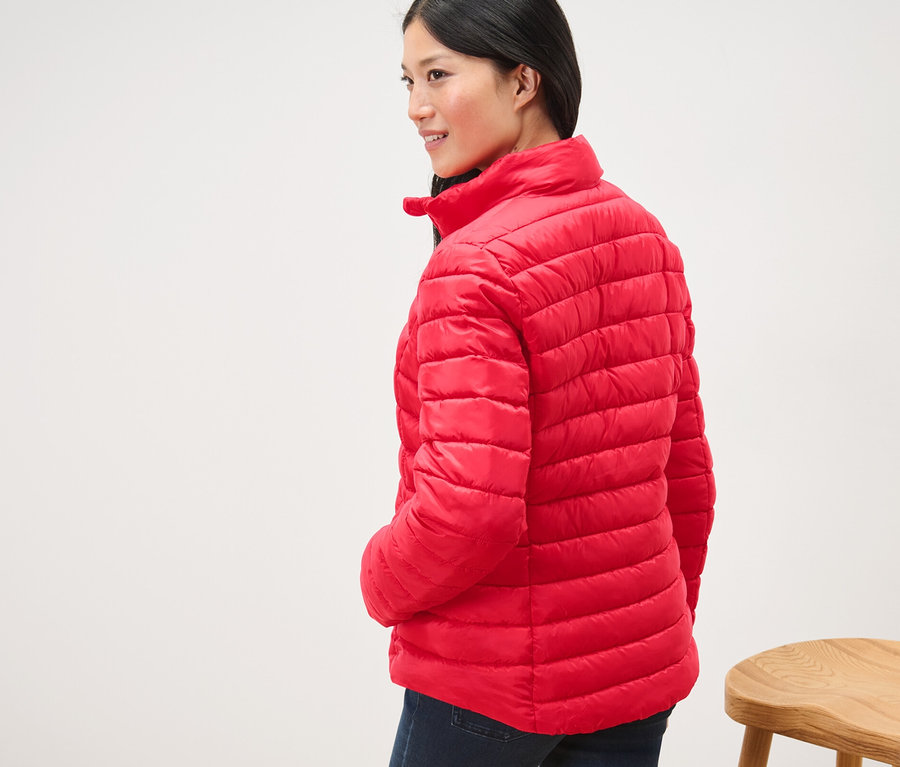 Femme portant une veste matelassée.