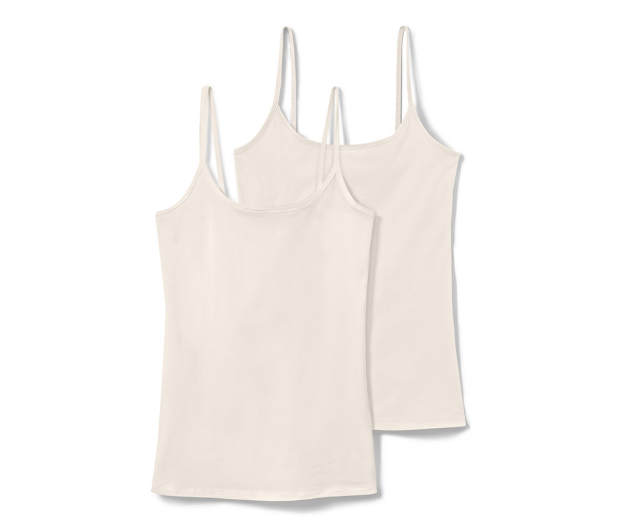 Deux débardeurs blancs.