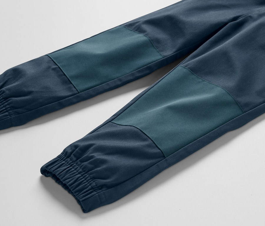 Détail d'un pantalon d'extérieur pour enfant.