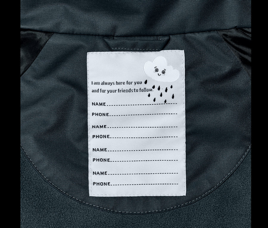 Étiquette intérieure de la veste de pluie thermique pour tout-petit, bleu ardoise, avec des lignes pour le nom et le numéro de téléphone et un nuage dessiné.