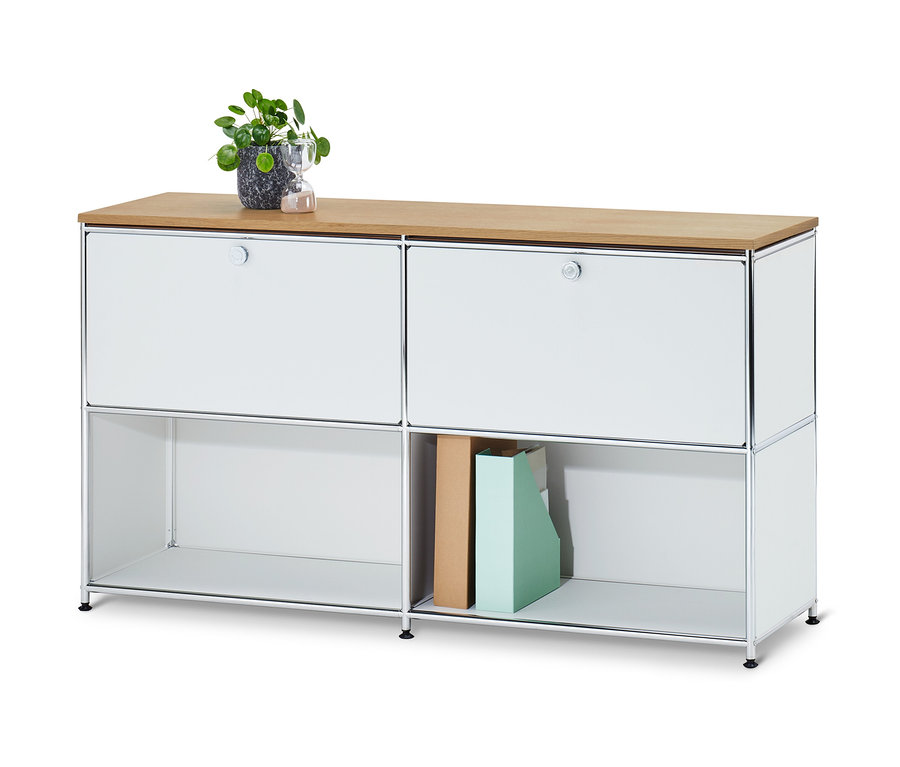 Un meuble avec un « CN3 » panneau de couverture avec placages de bois véritables, chêne clair, largeur 152 cm. Une plante est posée dessus.