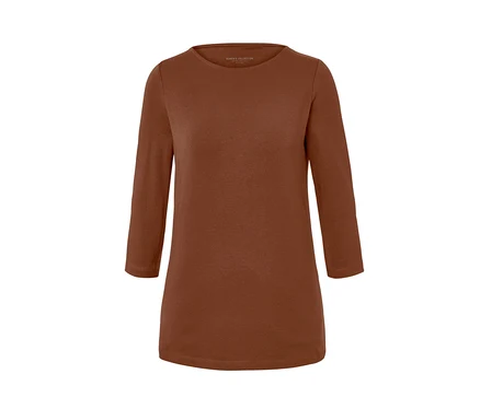 T-shirt marron à manches trois-quarts.