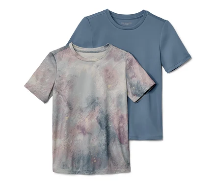 Deux t-shirts de sport pour enfant : un bleu et un avec un motif multicolore.