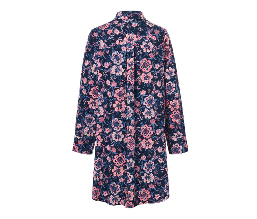 Gros plan sur une chemise de nuit tissée à motif floral.