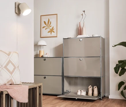 Intérieur avec un buffet en métal « CN3 » à 2 abattants, une étagère en métal « CN3 » à 3 abattants et une lampe murale en métal, crème.