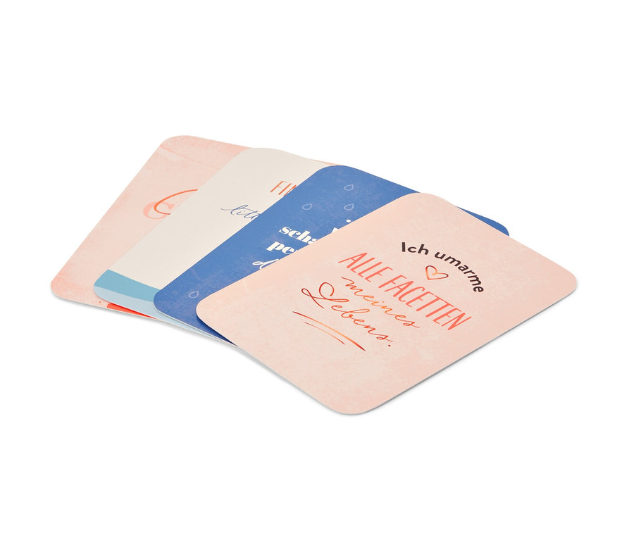 Un jeu de cartes avec des citations. Les cartes contiennent des citations en allemand.