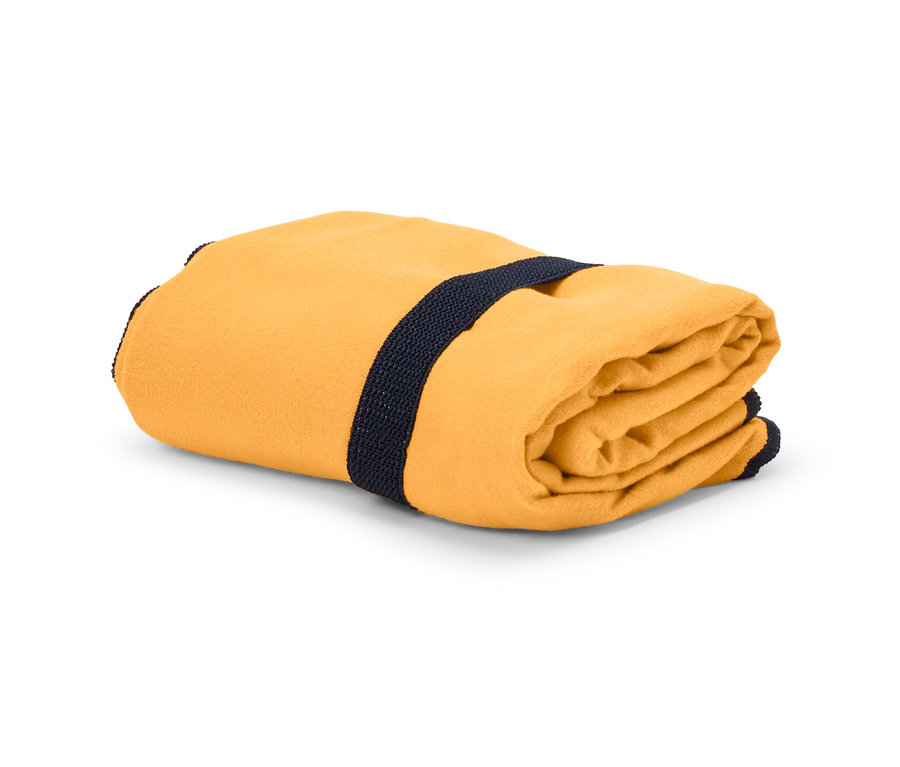 Une serviette de toilette d’extérieur orange enroulée, d’env. 50 x 100 cm, avec une bande bleu marine.