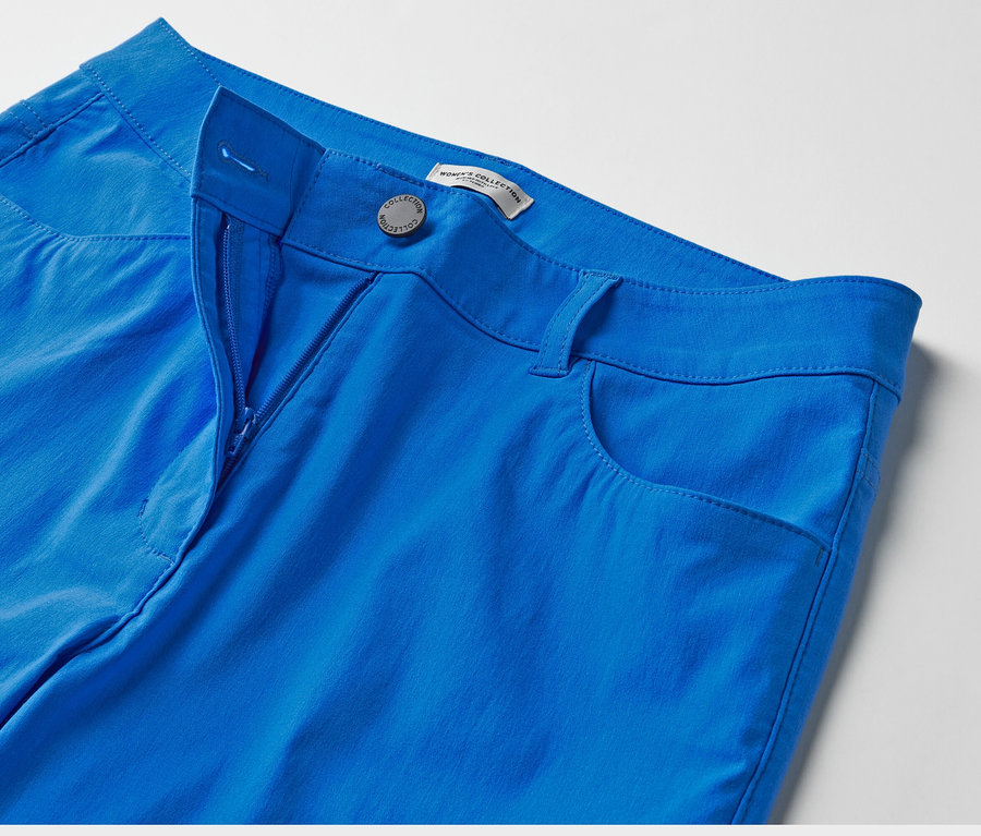 Gros plan d'un pantalon en bengaline bleu cobalt.