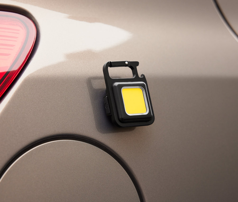Une lumière multifonction est fixée à une voiture.